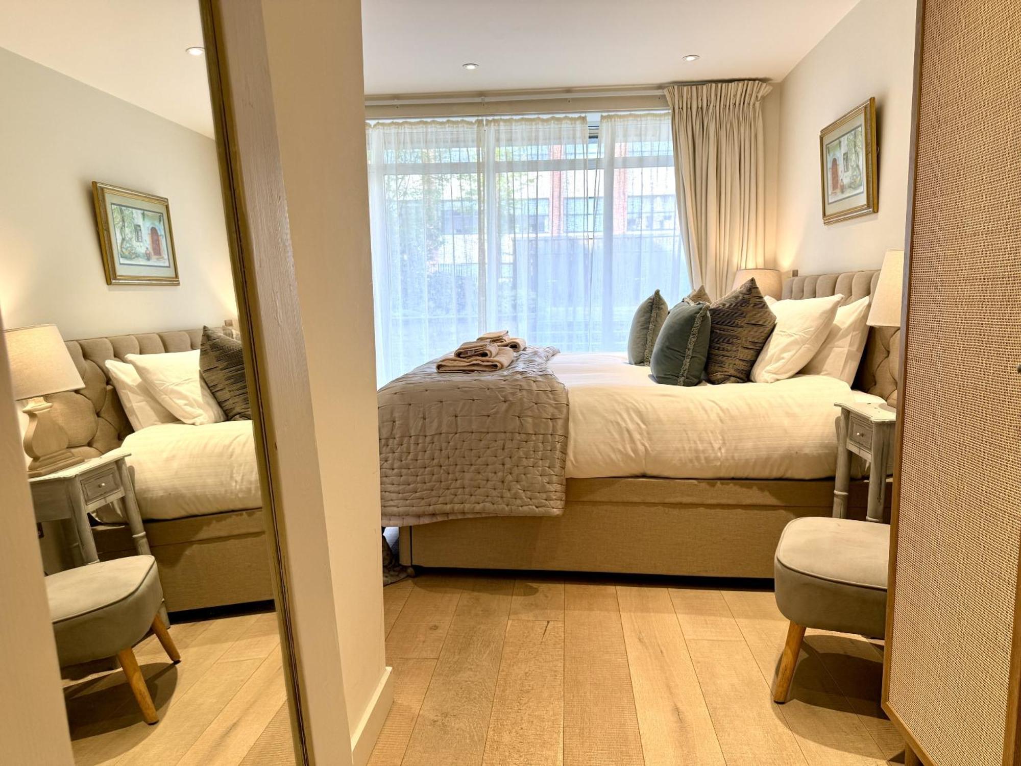 Walcot Yard With Parking, Keys Apartment